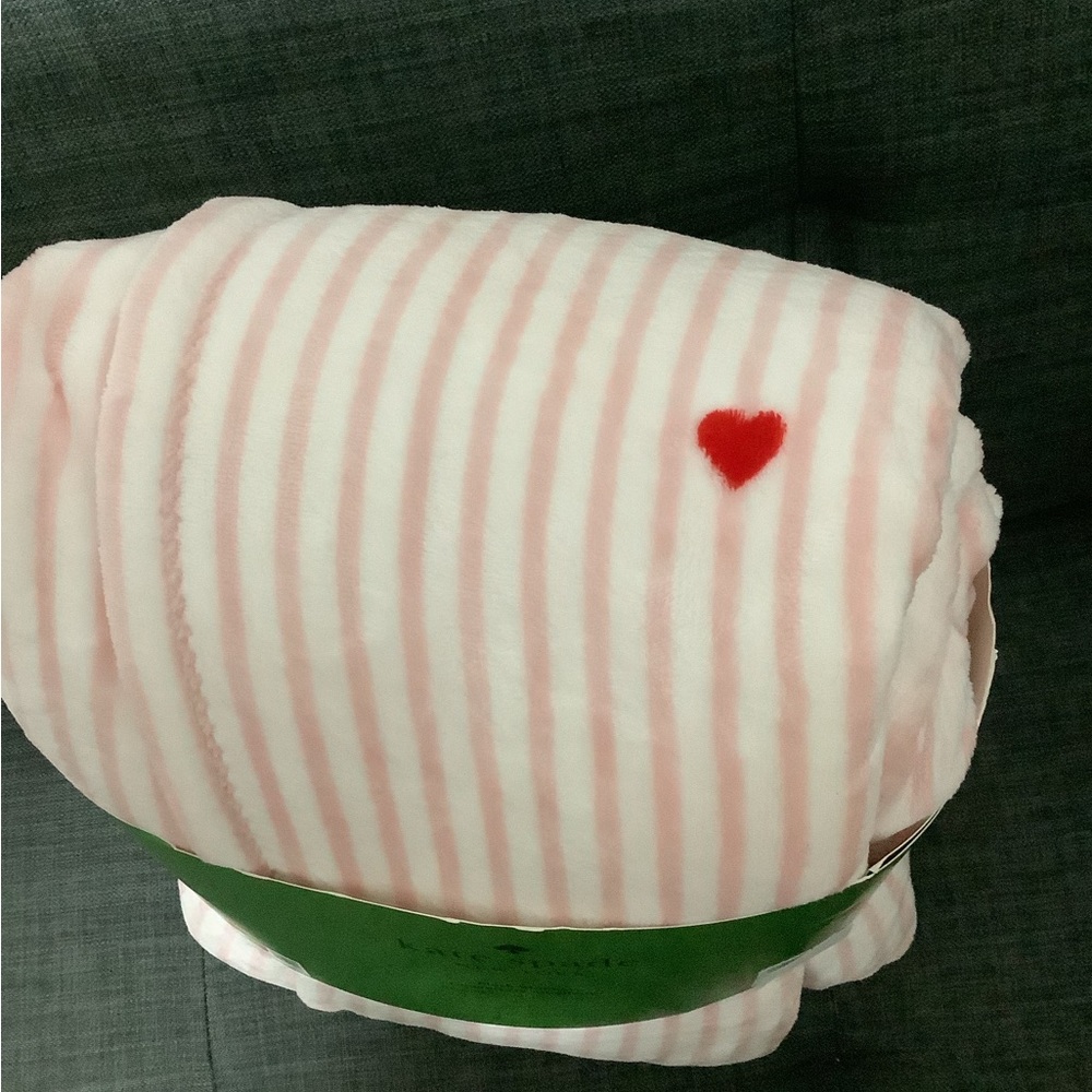Kate Spade,QUEEN,  Soft Pink Striped with spread hearts ❤️  Blanket. - Picture 3 of 5